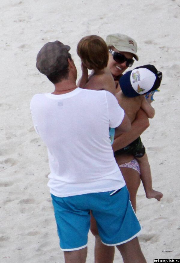 Бритни с детьми отдыхает на пляже115.jpg(Бритни Спирс, Britney Spears)