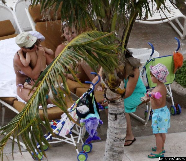 Бритни с детьми отдыхает на пляже116.jpg(Бритни Спирс, Britney Spears)