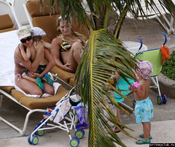Бритни с детьми отдыхает на пляже120.jpg(Бритни Спирс, Britney Spears)