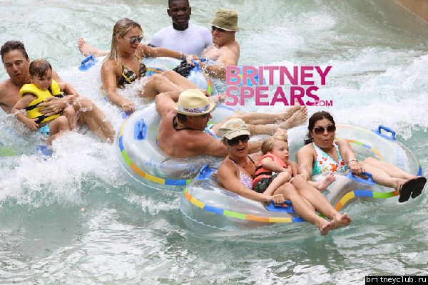 Бритни с семьей в аквапарке1.jpg(Бритни Спирс, Britney Spears)