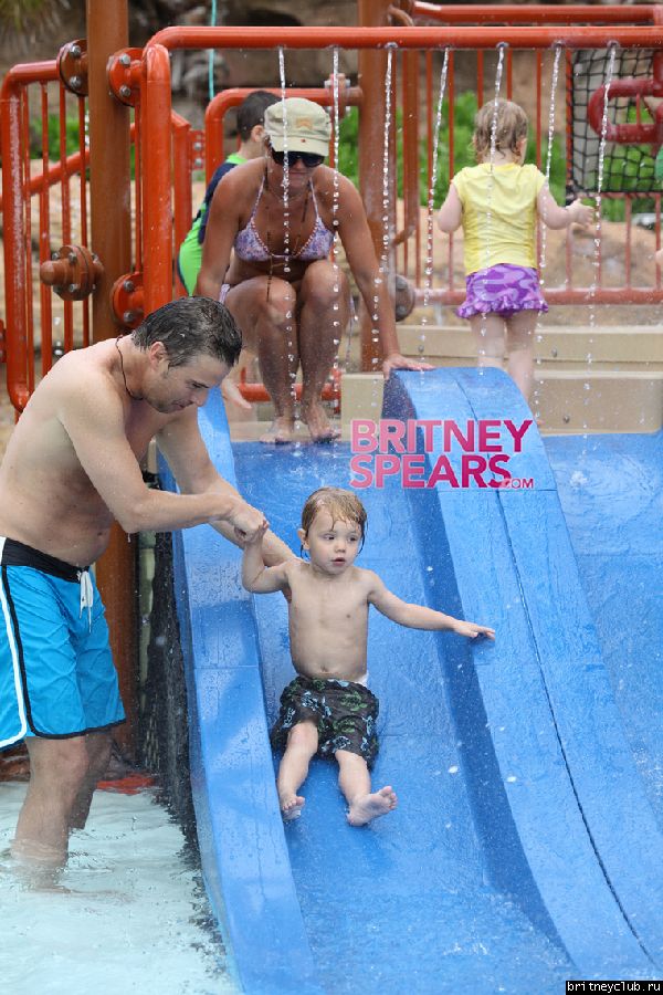 Бритни с семьей в аквапарке2.jpg(Бритни Спирс, Britney Spears)
