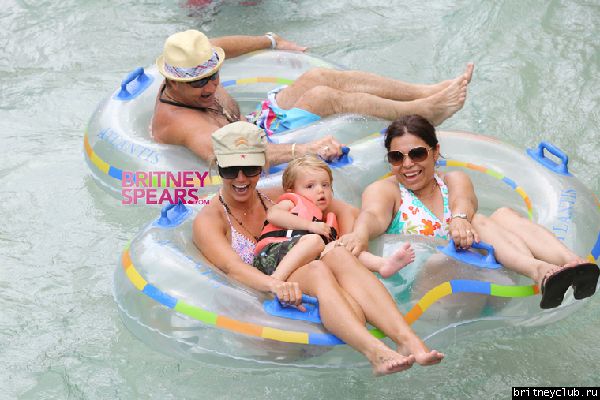 Бритни с семьей в аквапарке8.jpg(Бритни Спирс, Britney Spears)
