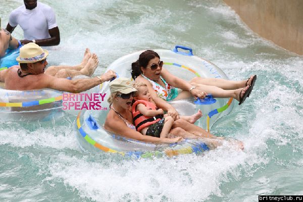 Бритни с семьей в аквапарке9.jpg(Бритни Спирс, Britney Spears)