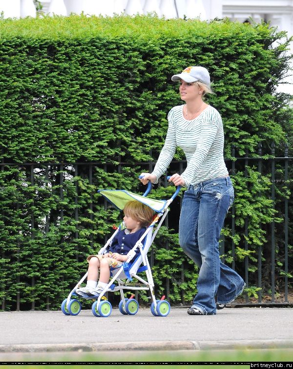 Бритни с детьми в Лондонском парке01.jpg(Бритни Спирс, Britney Spears)