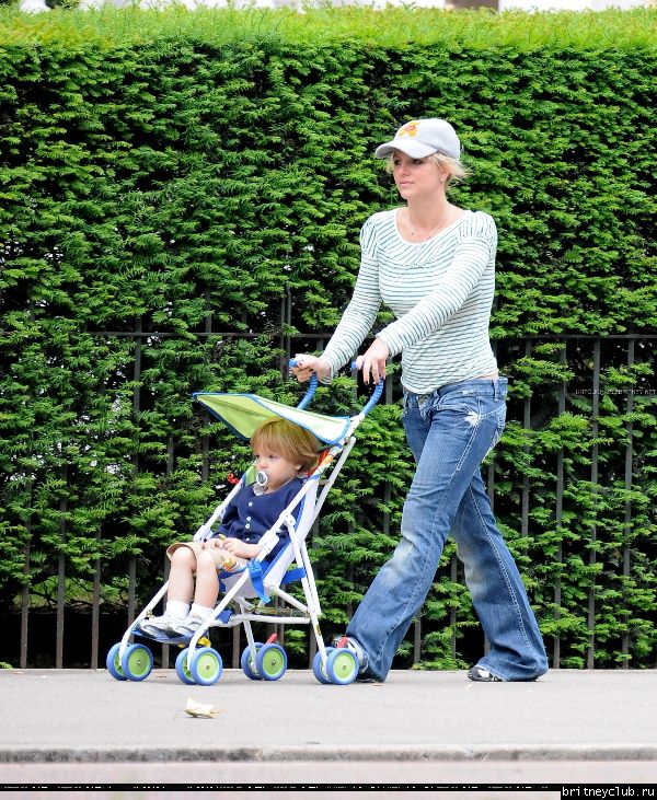 Бритни с детьми в Лондонском парке02.jpg(Бритни Спирс, Britney Spears)