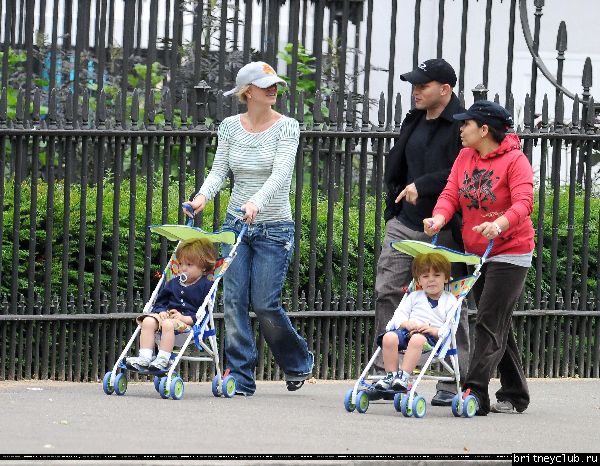 Бритни с детьми в Лондонском парке06.jpg(Бритни Спирс, Britney Spears)