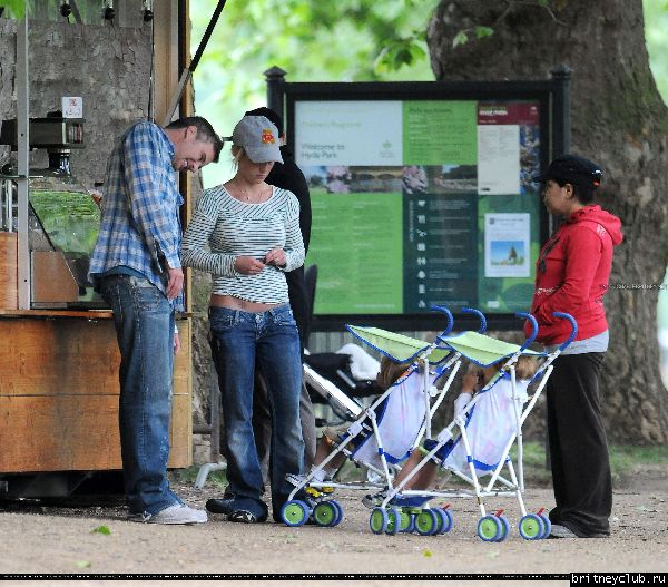 Бритни с детьми в Лондонском парке08.jpg(Бритни Спирс, Britney Spears)