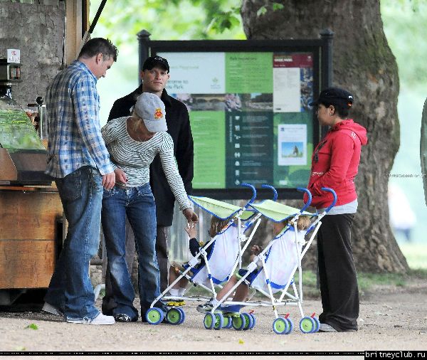Бритни с детьми в Лондонском парке09.jpg(Бритни Спирс, Britney Spears)
