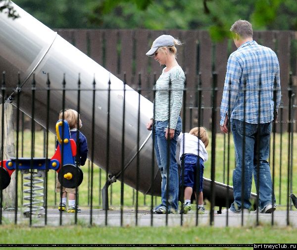 Бритни с детьми в Лондонском парке19.jpg(Бритни Спирс, Britney Spears)