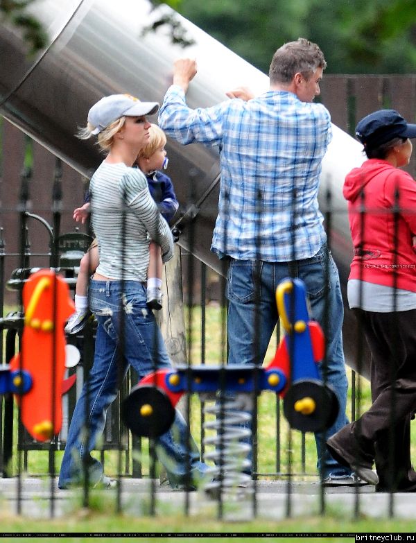 Бритни с детьми в Лондонском парке20.jpg(Бритни Спирс, Britney Spears)