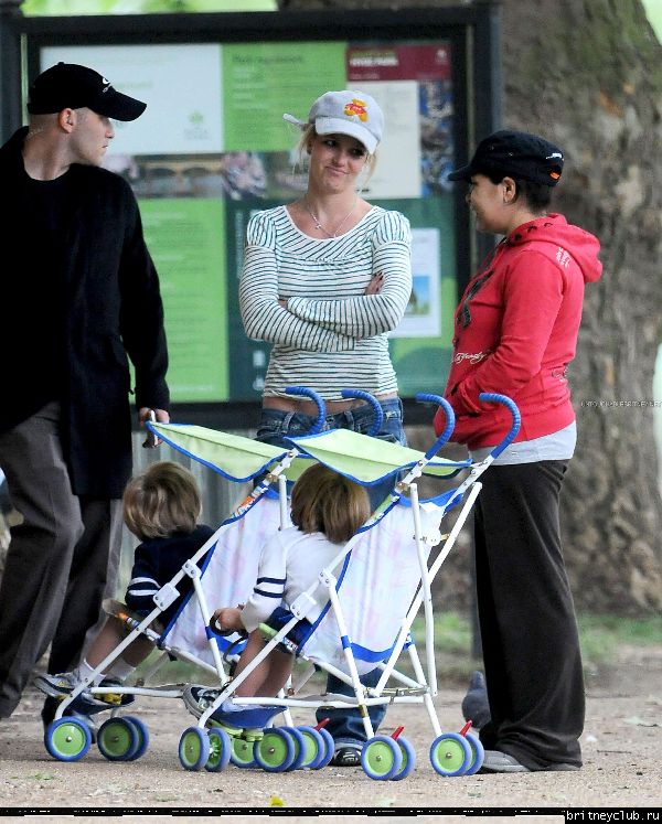 Бритни с детьми в Лондонском парке21.jpg(Бритни Спирс, Britney Spears)