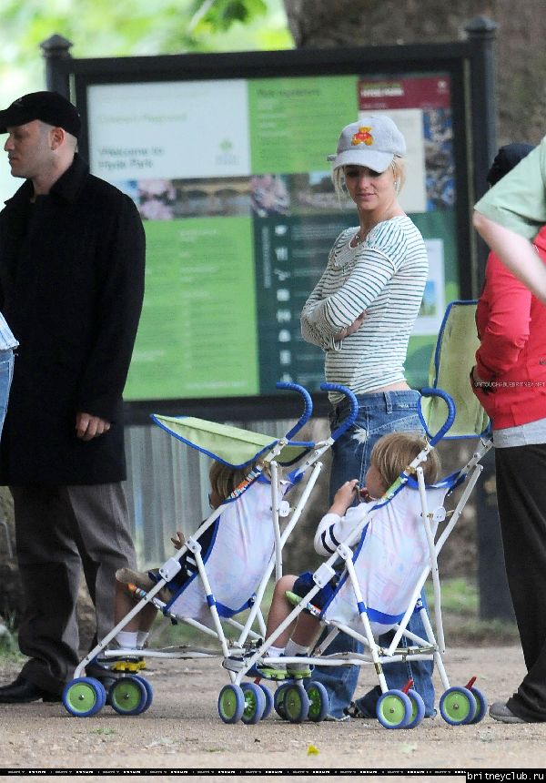 Бритни с детьми в Лондонском парке22.jpg(Бритни Спирс, Britney Spears)