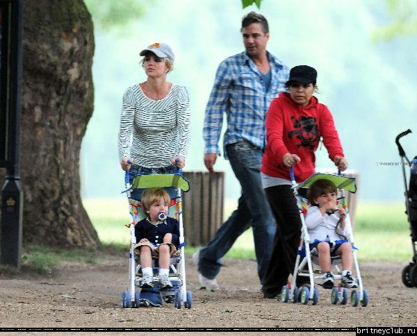 Бритни с детьми в Лондонском парке23.jpg(Бритни Спирс, Britney Spears)