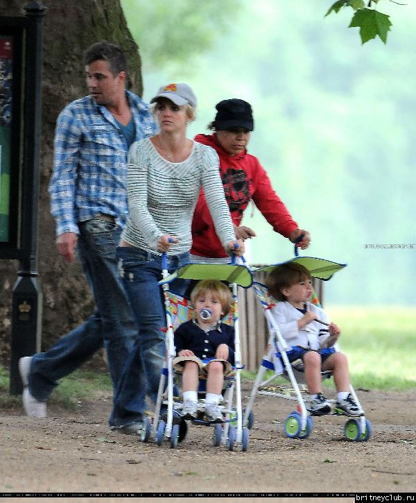 Бритни с детьми в Лондонском парке25.jpg(Бритни Спирс, Britney Spears)