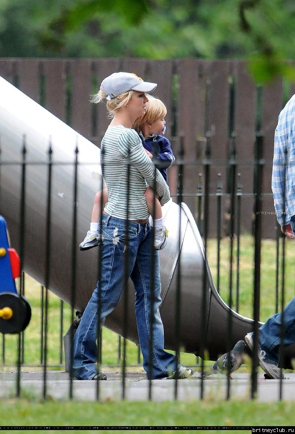 Бритни с детьми в Лондонском парке26.jpg(Бритни Спирс, Britney Spears)