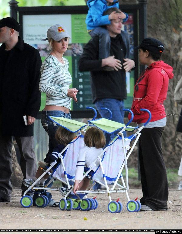 Бритни с детьми в Лондонском парке27.jpg(Бритни Спирс, Britney Spears)