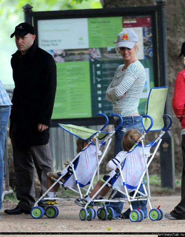 Бритни с детьми в Лондонском парке28.jpg(Бритни Спирс, Britney Spears)