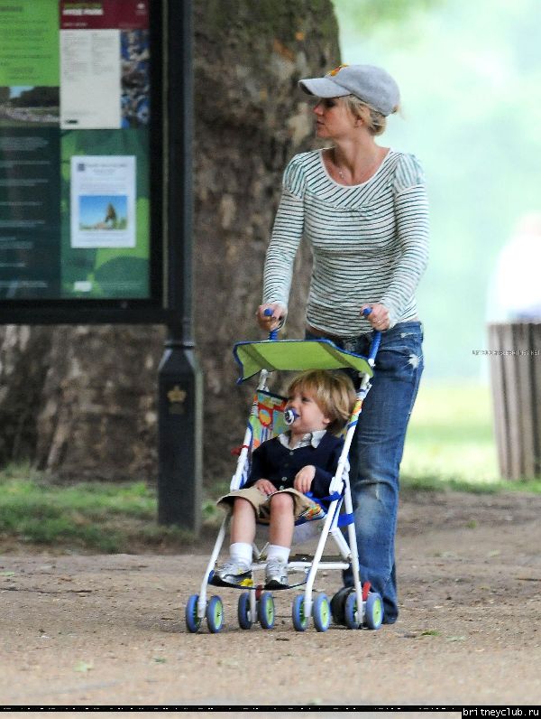 Бритни с детьми в Лондонском парке29.jpg(Бритни Спирс, Britney Spears)
