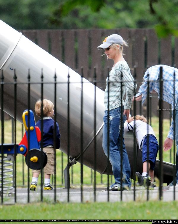 Бритни с детьми в Лондонском парке30.jpg(Бритни Спирс, Britney Spears)