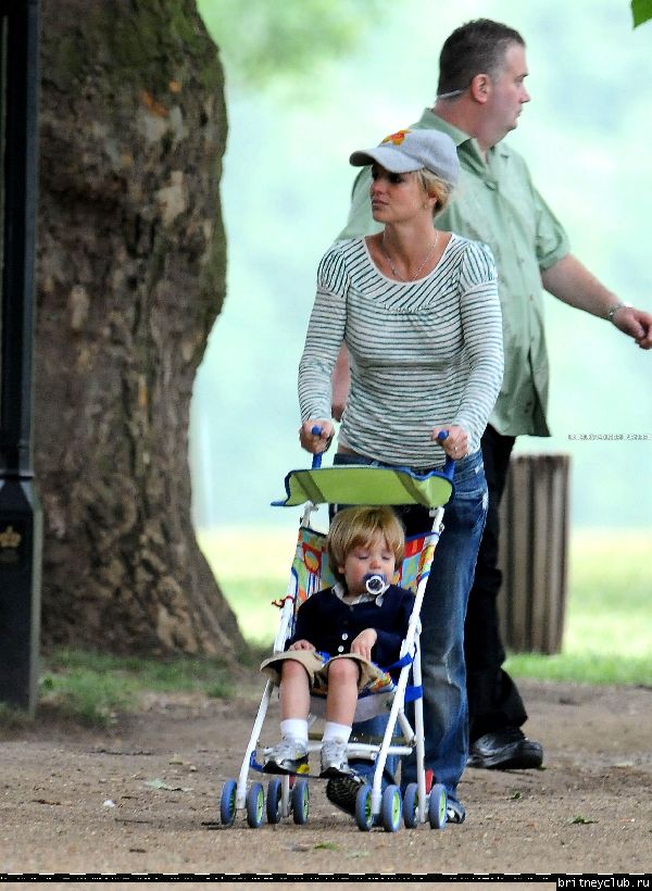 Бритни с детьми в Лондонском парке31.jpg(Бритни Спирс, Britney Spears)