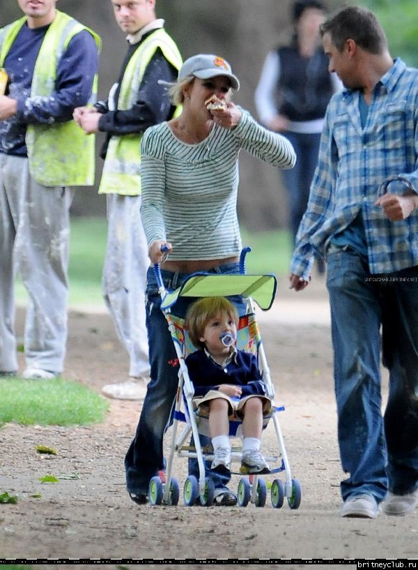 Бритни с детьми в Лондонском парке35.jpg(Бритни Спирс, Britney Spears)