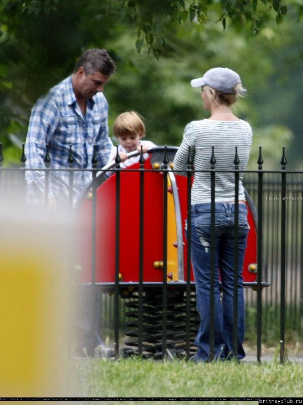 Бритни с детьми в Лондонском парке37.jpg(Бритни Спирс, Britney Spears)