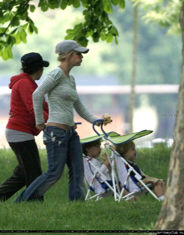 Бритни с детьми в Лондонском парке40.jpg(Бритни Спирс, Britney Spears)