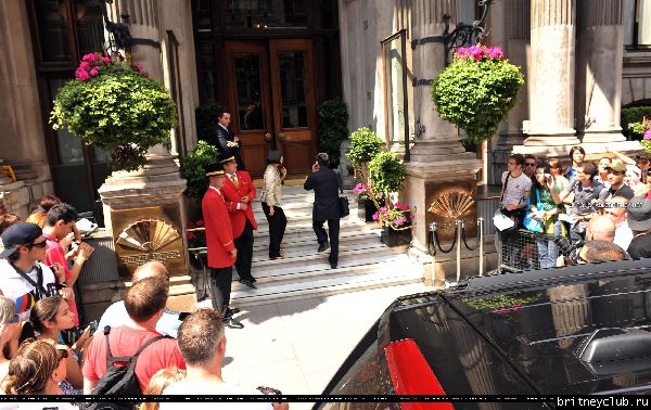 Бритни уезжает из гостиницы в Лондоне01.jpg(Бритни Спирс, Britney Spears)