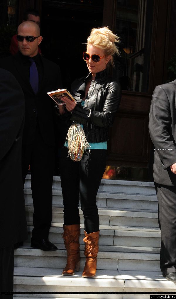 Бритни уезжает из гостиницы в Лондоне29.jpg(Бритни Спирс, Britney Spears)