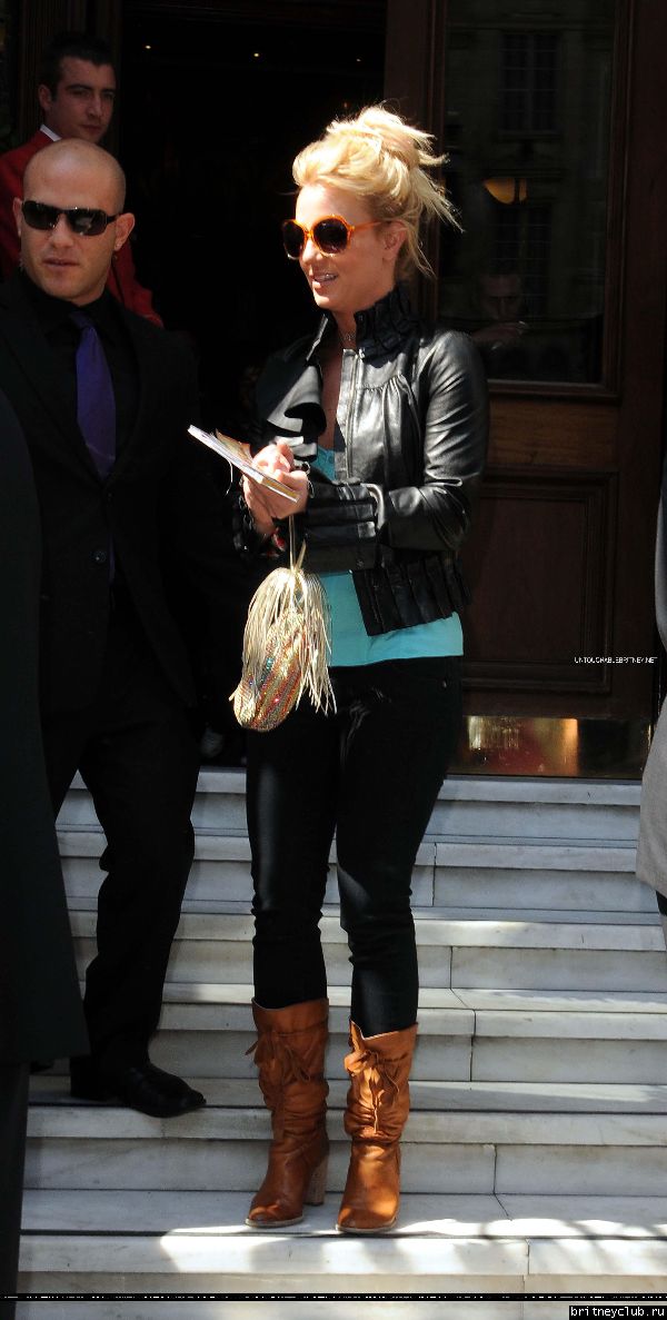 Бритни уезжает из гостиницы в Лондоне31.jpg(Бритни Спирс, Britney Spears)