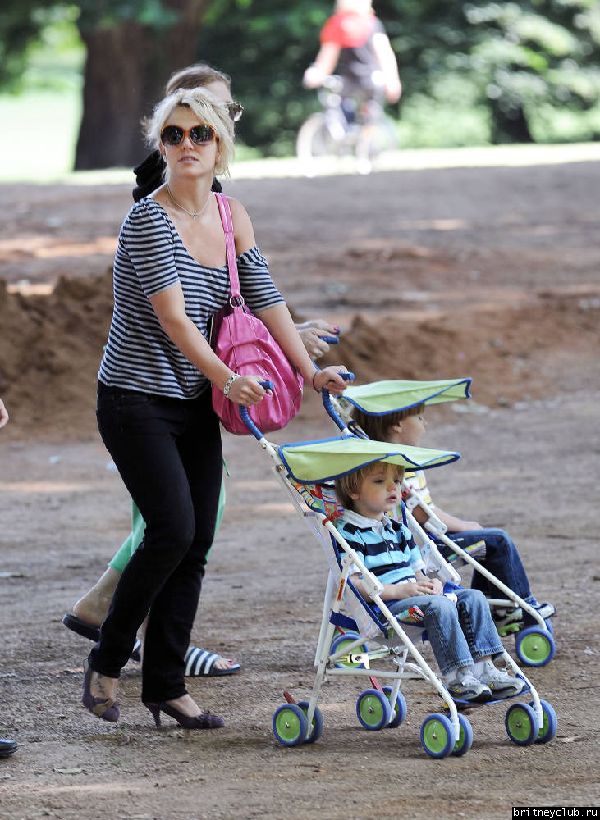 Бритни с детьми на прогулке01.jpg(Бритни Спирс, Britney Spears)