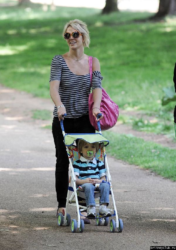 Бритни с детьми на прогулке02.jpg(Бритни Спирс, Britney Spears)