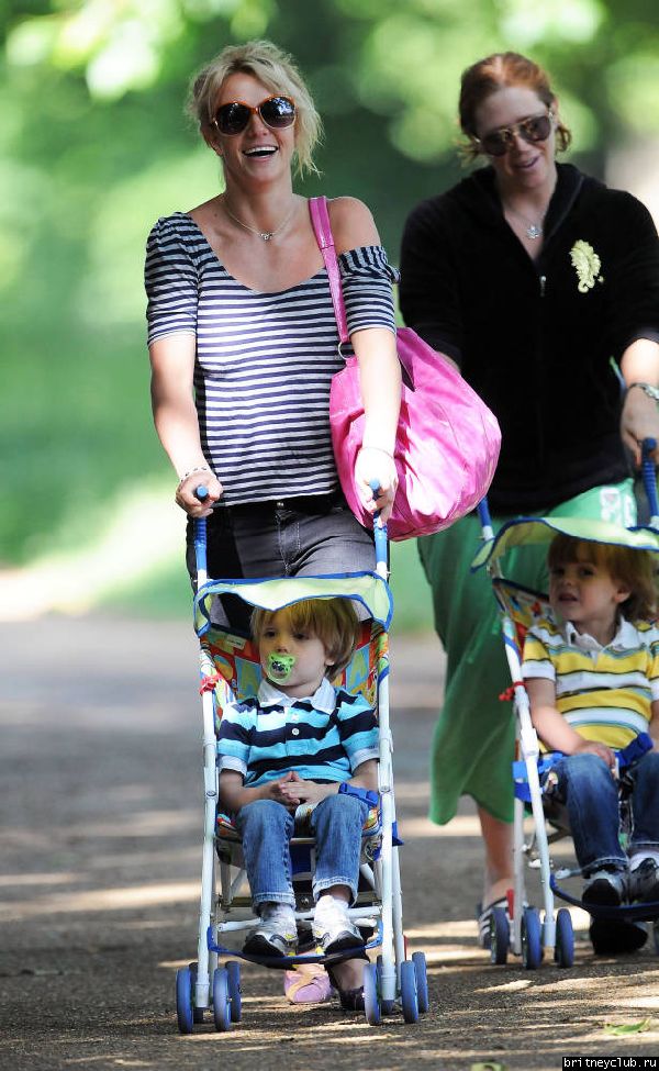 Бритни с детьми на прогулке05.jpg(Бритни Спирс, Britney Spears)