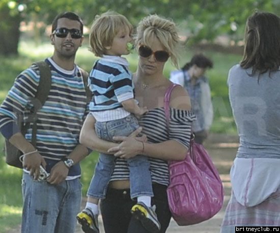 Бритни с детьми на прогулке24.jpg(Бритни Спирс, Britney Spears)