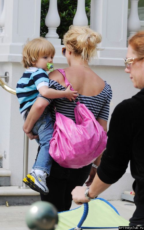 Бритни с детьми на прогулке27.jpg(Бритни Спирс, Britney Spears)