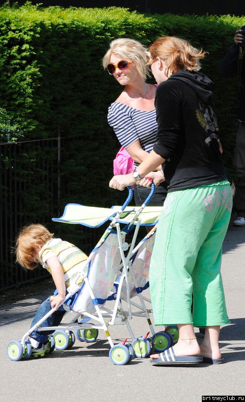 Бритни с детьми на прогулке30.jpg(Бритни Спирс, Britney Spears)