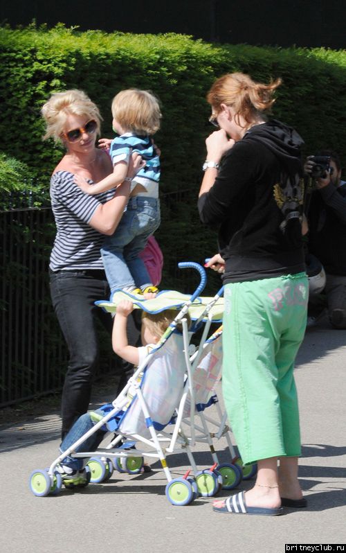 Бритни с детьми на прогулке32.jpg(Бритни Спирс, Britney Spears)