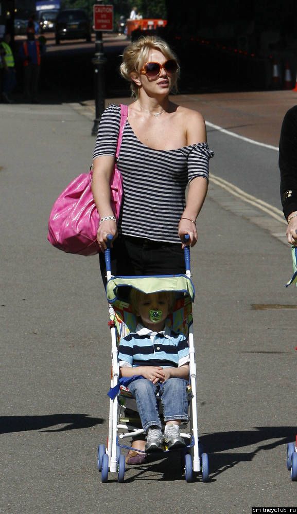 Бритни с детьми на прогулке49.jpg(Бритни Спирс, Britney Spears)