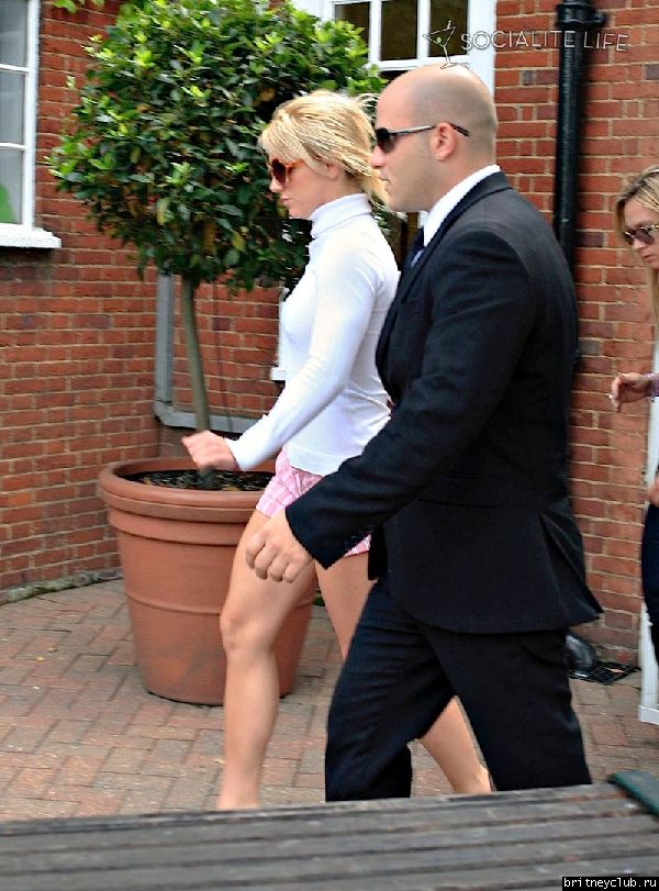 Бритни уезжает из отеля в Лондоне07.jpg(Бритни Спирс, Britney Spears)