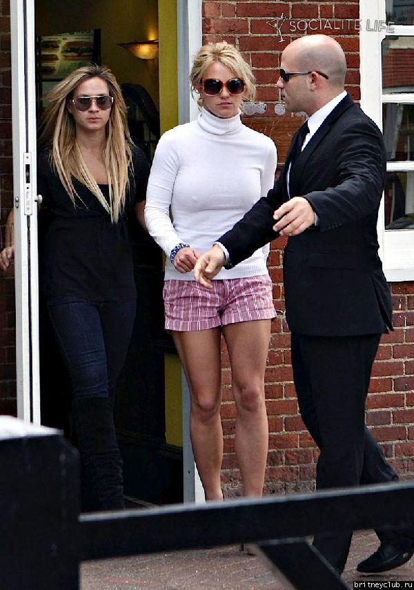 Бритни уезжает из отеля в Лондоне09.jpg(Бритни Спирс, Britney Spears)