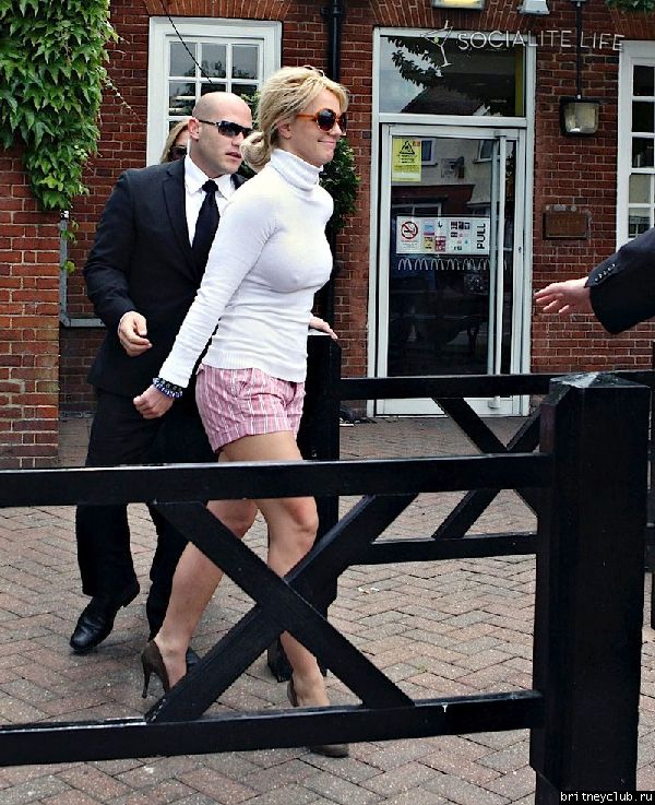 Бритни уезжает из отеля в Лондоне10.jpg(Бритни Спирс, Britney Spears)