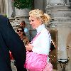 Бритни уезжает из отеля в Лондоне
