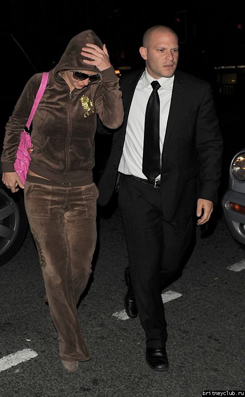 Бритни возвращается в гостиницу после концерта в Манчестере07.jpg(Бритни Спирс, Britney Spears)