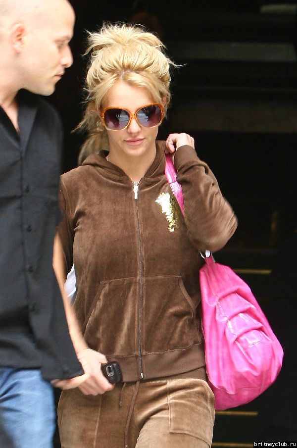 Бритни уезжает из гостиницы на шоппинг в Лондон06.jpg(Бритни Спирс, Britney Spears)