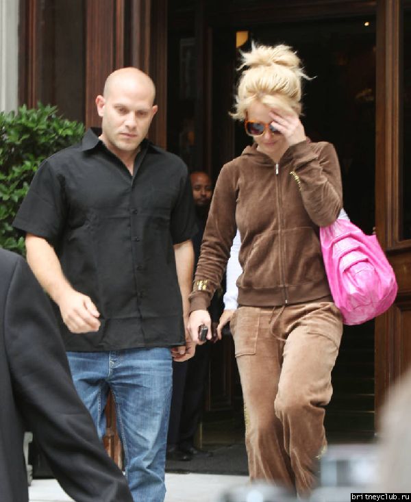 Бритни уезжает из гостиницы на шоппинг в Лондон10.jpg(Бритни Спирс, Britney Spears)