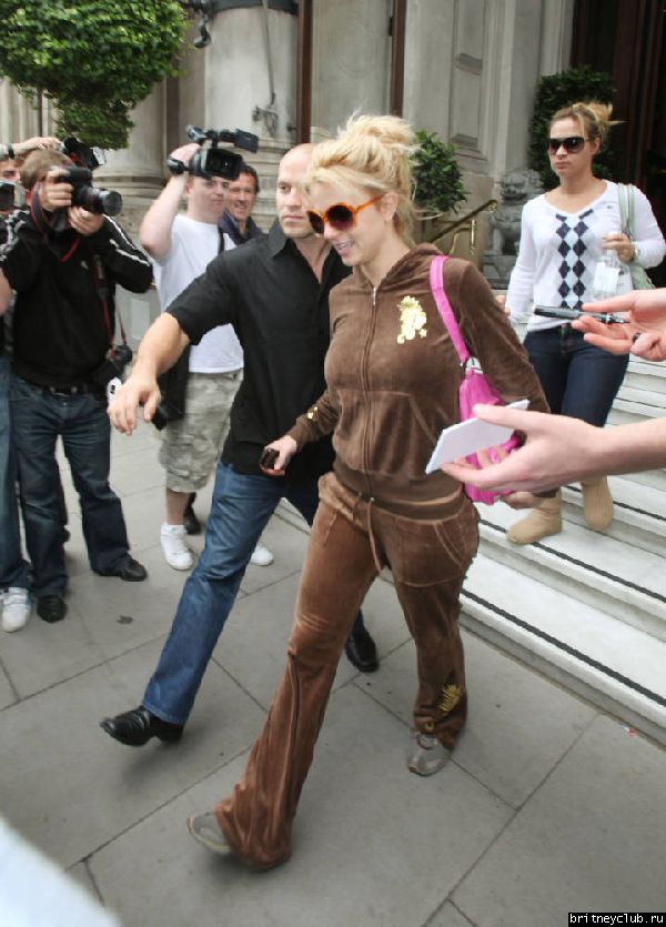Бритни уезжает из гостиницы на шоппинг в Лондон12.jpg(Бритни Спирс, Britney Spears)