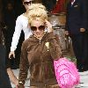 Бритни уезжает из гостиницы на шоппинг в Лондон