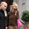Бритни уезжает из гостиницы на шоппинг в Лондон