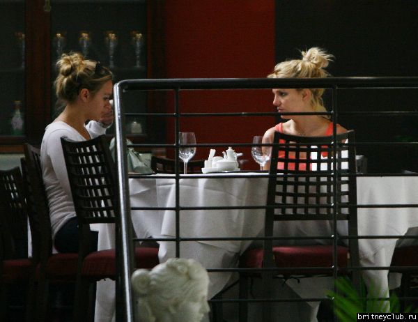 Бритни с Брет в ресторане2.jpg(Бритни Спирс, Britney Spears)
