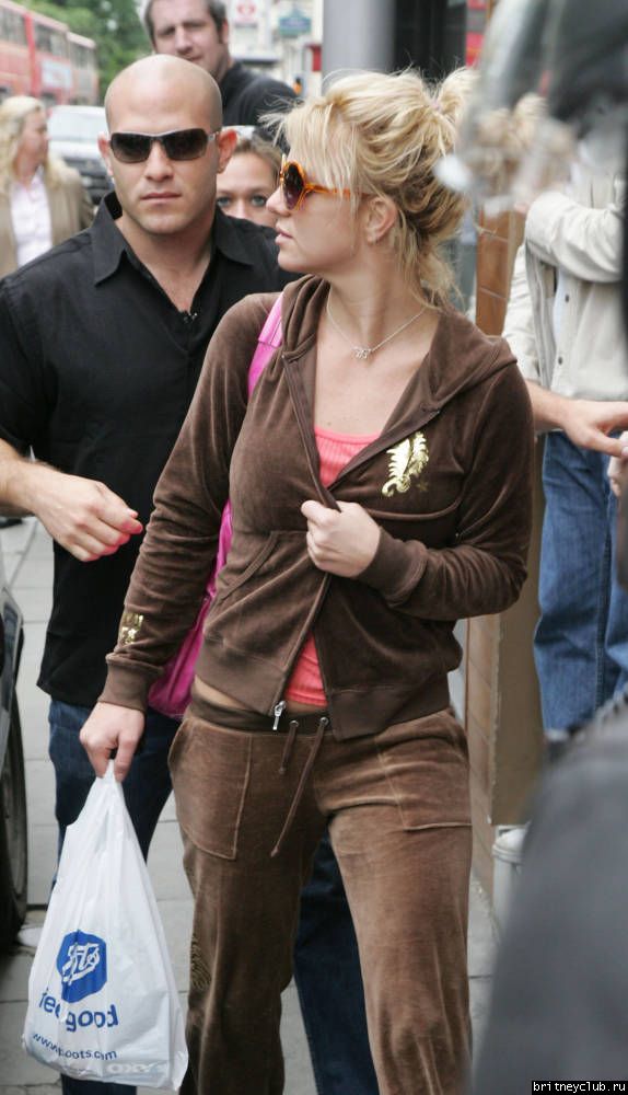 Бритни на шоппинге в районе Soho Лондона010.jpg(Бритни Спирс, Britney Spears)